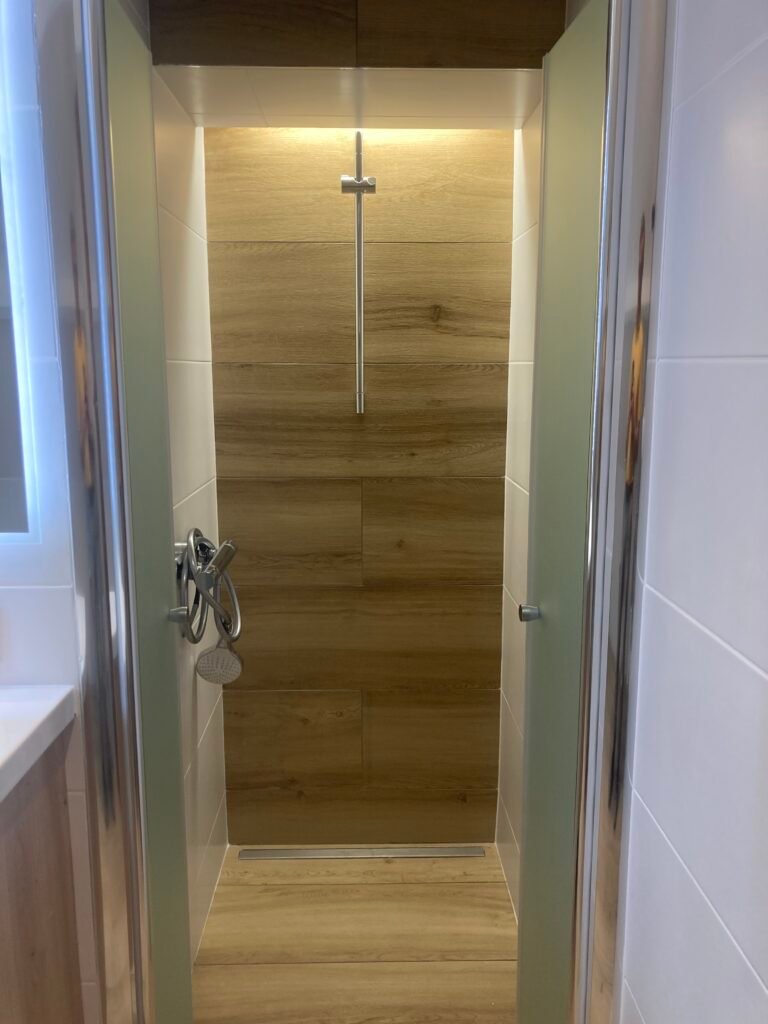 Douche à receveur invisible en pente douce